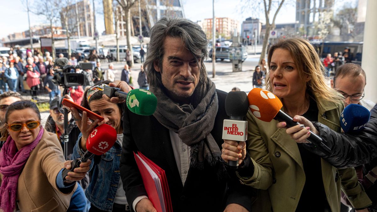 Carlos Mur lamentó en un correo que las residencias no estaban medicalizadas días después de que Ayuso dijera que sí