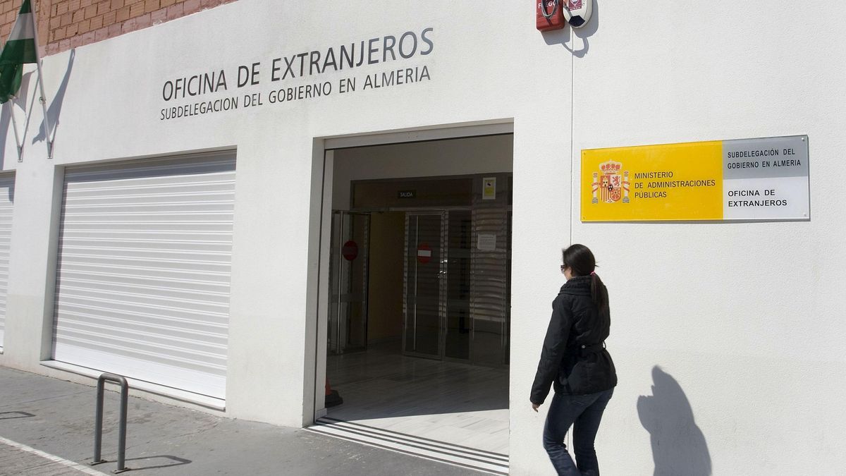 No, la regularización de migrantes no es un «amaño» para que voten a Sánchez: no pueden participar en las generales