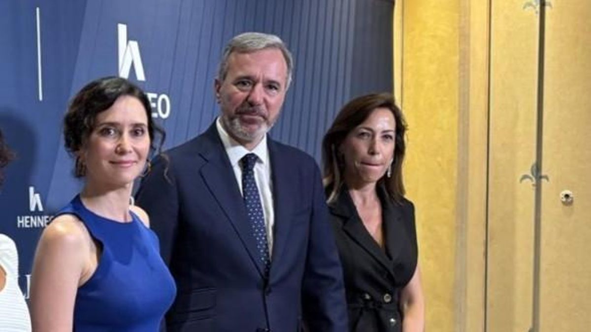 Ayuso se suma a la campaña aragonesa del PP con mítines y «cañas gratis» en una discoteca de Zaragoza