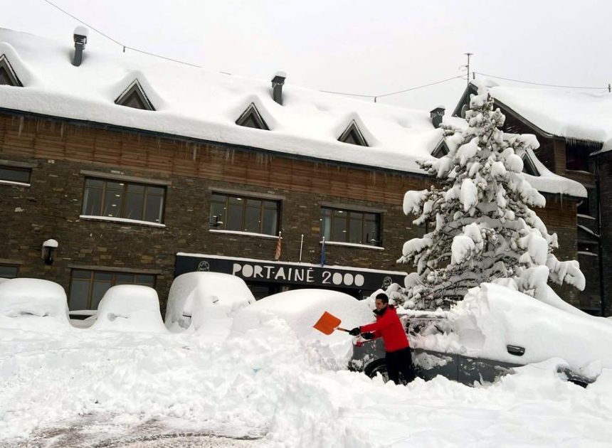 Protecció Civil pide extremar la prudencia en Catalunya por el temporal de lluvia, nieve y fuerte oleaje hasta el martes
