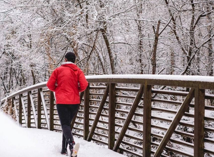 Cómo entrenar cuando hace frío y evitar lesiones, según una fisio: «Los músculos trabajan de manera más forzada»