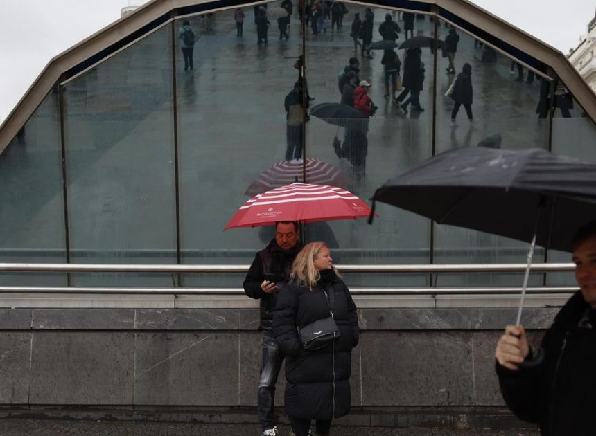 La lluvia baja intensidad este jueves en Madrid, pero sigue la nieve en la Sierra con fuertes rachas de viento