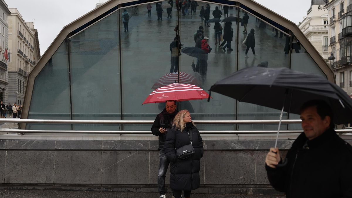 La lluvia baja intensidad este jueves en Madrid, pero sigue la nieve en la Sierra con fuertes rachas de viento