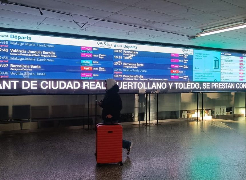 Angustia, reencuentros y solidaridad en Atocha tras la tragedia de Adamuz: «Podría haber estado yo en ese tren»