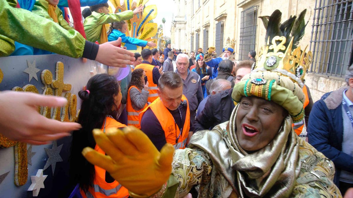 Moreno culmina a base de betún su transformación en el rey Baltasar para desfilar en la Cabalgata de Sevilla