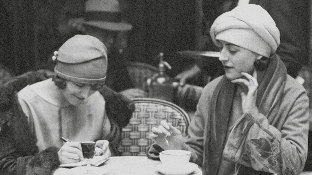 ‘La enemiga’, la novela que enfrenta a una adolescente solitaria con una madre narcisista