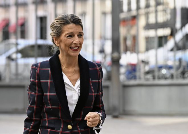 Trabajo y los sindicatos acuerdan subir el salario mínimo a 1.221 euros sin los empresarios