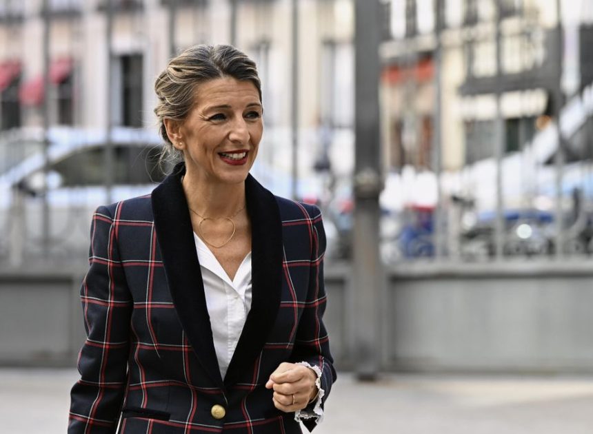 Trabajo y los sindicatos acuerdan subir el salario mínimo a 1.221 euros sin los empresarios