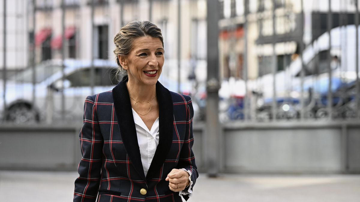 Trabajo y los sindicatos acuerdan subir el salario mínimo a 1.221 euros sin los empresarios