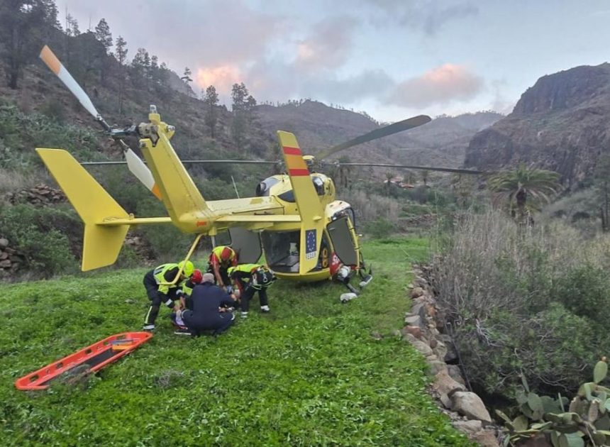 Mueren dos personas y otras dos resultan heridas graves tras caer un vehículo en una charca de Gran Canaria