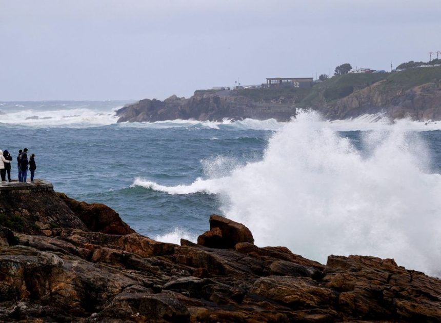 La Xunta activa la alerta roja para el miércoles por el temporal con olas de nueve metros en la costa de A Coruña