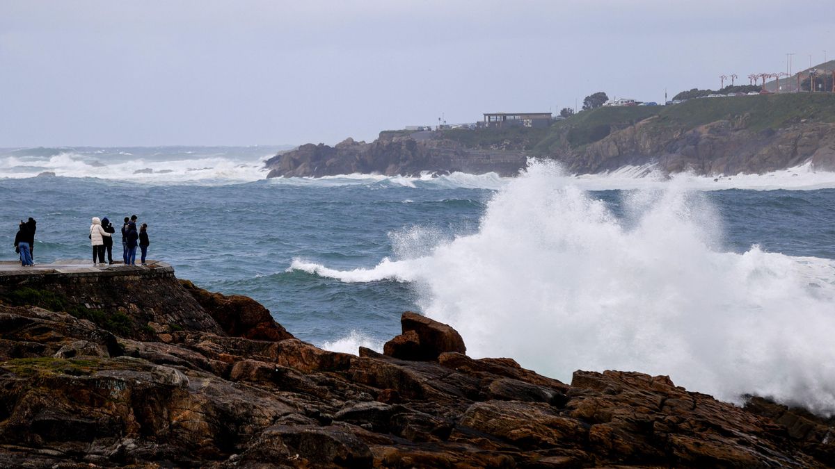 La Xunta activa la alerta roja para el miércoles por el temporal con olas de nueve metros en la costa de A Coruña