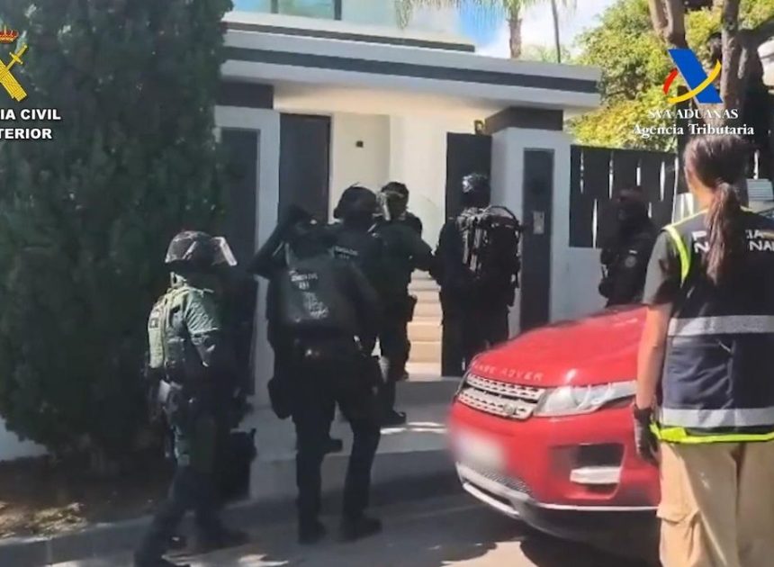 Armas de guerra para asaltar buques en alta mar: cae una red que introdujo 2.500 kilos de cocaína en Cádiz desde Colombia