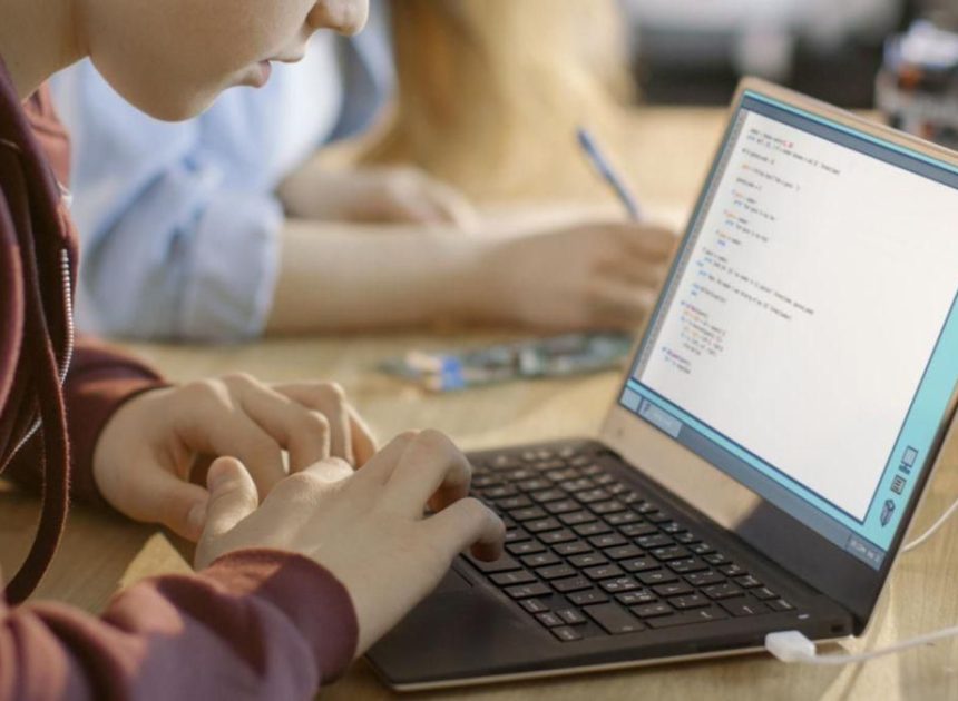 La OIT advierte de los riesgos de la IA para la inserción laboral de los jóvenes con alta cualificación