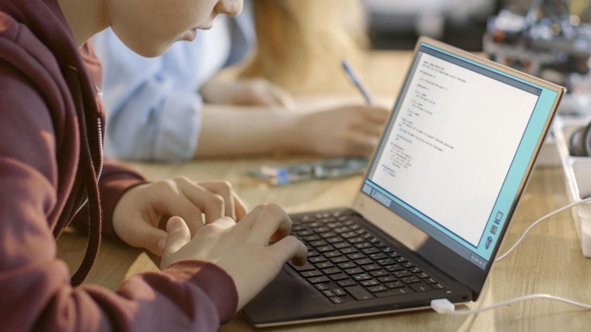 La OIT advierte de los riesgos de la IA para la inserción laboral de los jóvenes con alta cualificación