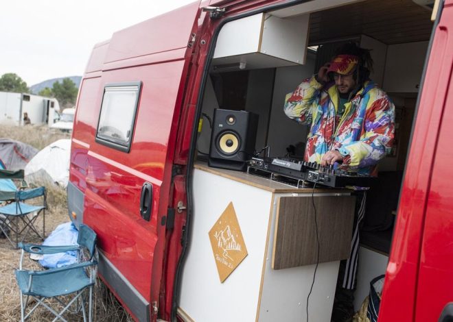 Miles de personas continúan bailando en la rave de Albacete, que sigue «con tranquilidad» y sin altercados