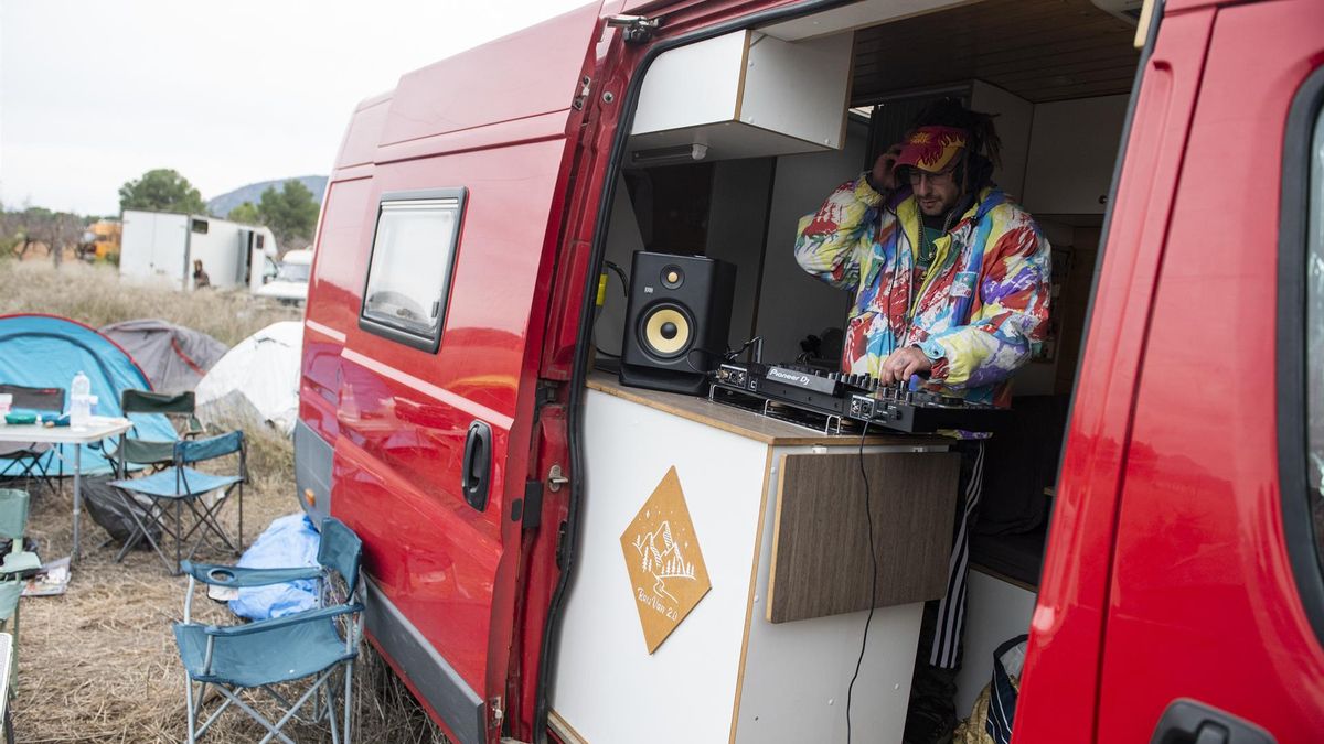 Miles de personas continúan bailando en la rave de Albacete, que sigue «con tranquilidad» y sin altercados