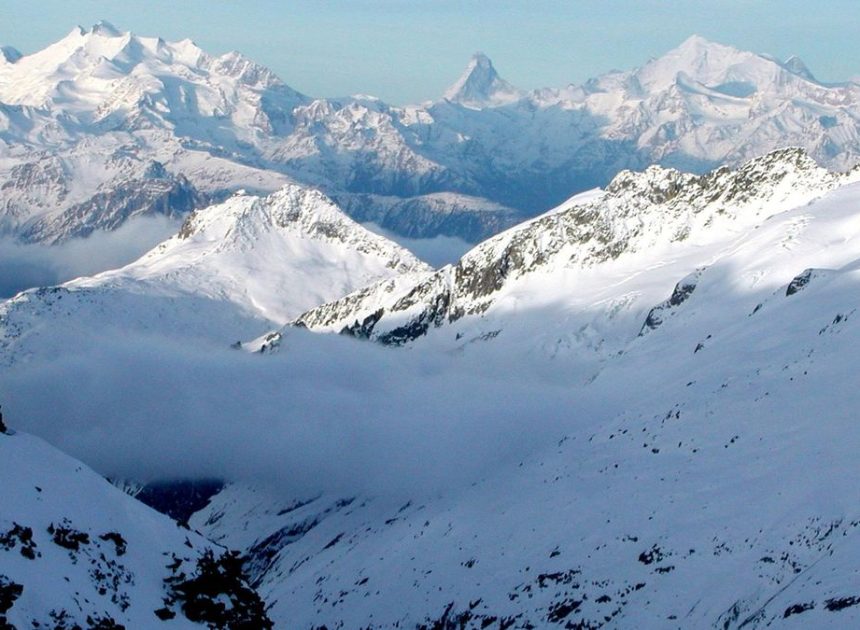 Tres esquiadores mueren por aludes en los Alpes franceses este domingo