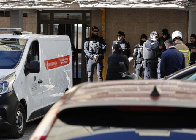 Un muerto y 19 personas atendidas por humo en el incendio de una vivienda en València