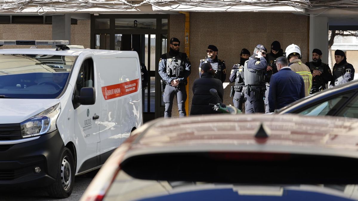 Un muerto y 19 personas atendidas por humo en el incendio de una vivienda en València