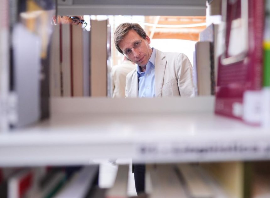 Almeida solo hace bibliotecas dentro de centros culturales y desoye a vecinos que las reclamaban: «No cumplen su función»