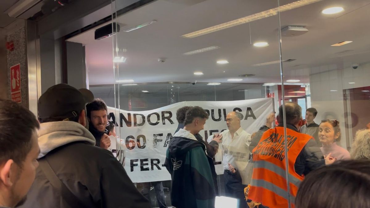 Inquilinos y activistas ocupan las oficinas en Barcelona de Vandor, una Socimi que convierte viviendas en ‘colivings’