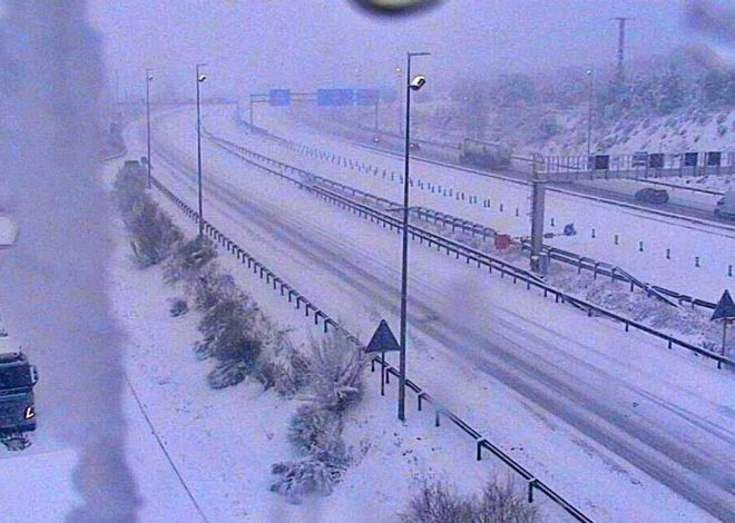 Una gran nevada colapsa el tráfico en la sierra de Madrid: la A-1 y la AP-6 exigen el uso de cadenas