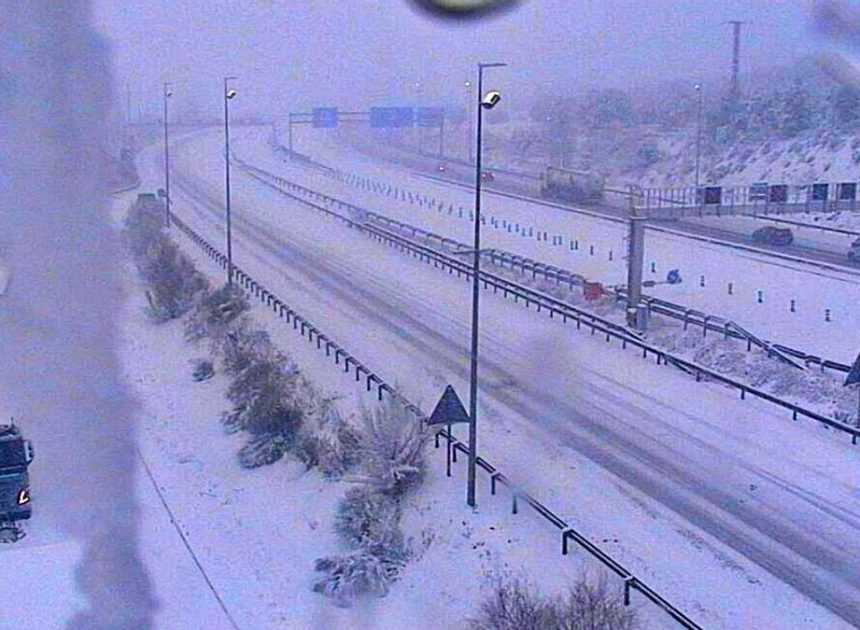 Una gran nevada colapsa el tráfico en la sierra de Madrid: la A-1 y la AP-6 exigen el uso de cadenas