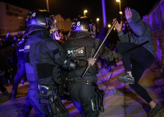 Cargas policiales en la manifestación antifascista en Sentmenat (Barcelona) contra un acto de Núcleo Nacional