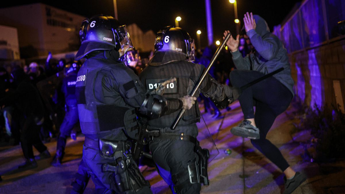 Cargas policiales en la manifestación antifascista en Sentmenat (Barcelona) contra un acto de Núcleo Nacional