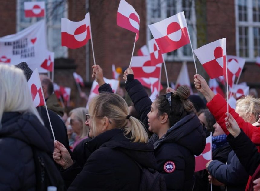 Miles de personas recorren Copenhague al grito de «Groenlandia no está en venta»