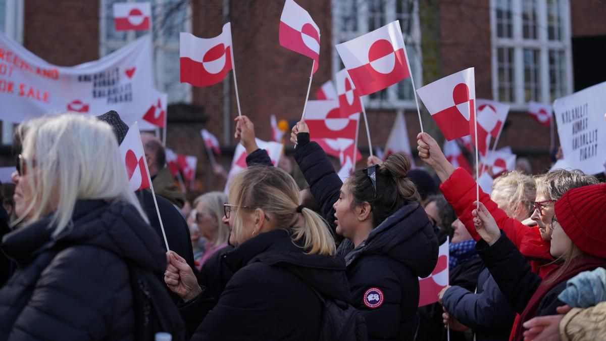 Miles de personas recorren Copenhague al grito de «Groenlandia no está en venta»