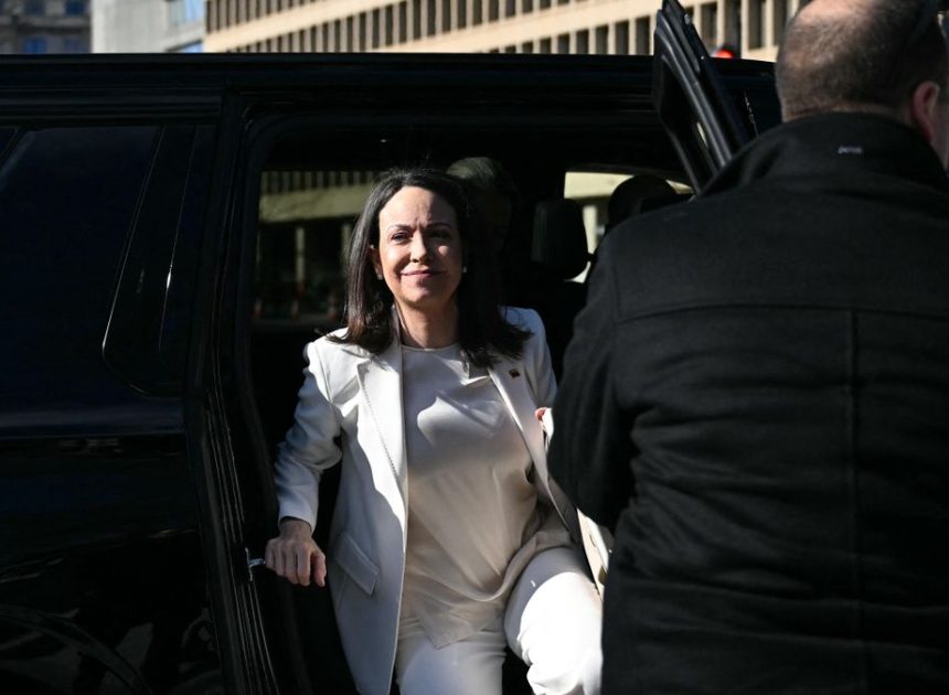 Trump recibe a María Corina Machado tras llamar «fantástica» a Delcy Rodríguez