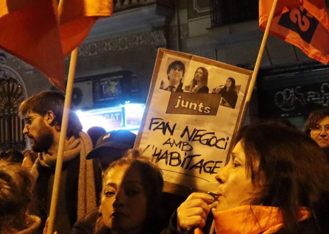 Los colectivos por la vivienda protestan en la sede de Junts en Barcelona por su rechazo a la moratoria de desahucios