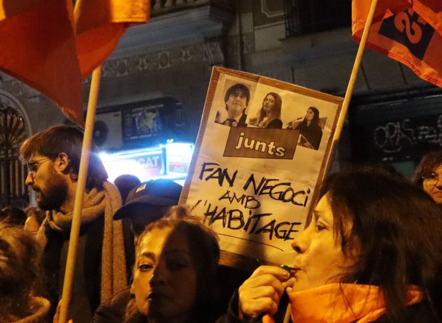 Los colectivos por la vivienda protestan en la sede de Junts en Barcelona por su rechazo a la moratoria de desahucios