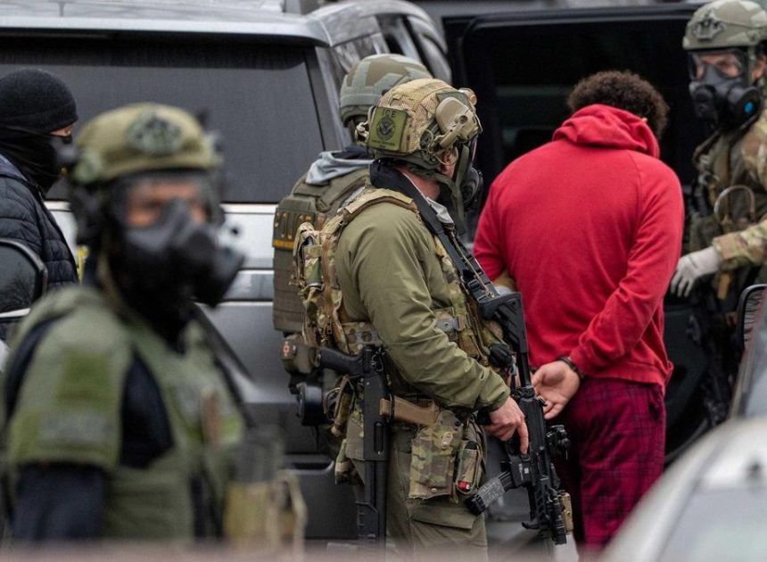 Agentes antiinmigración de EEUU matan a tiros a una mujer en Mineápolis durante una redada