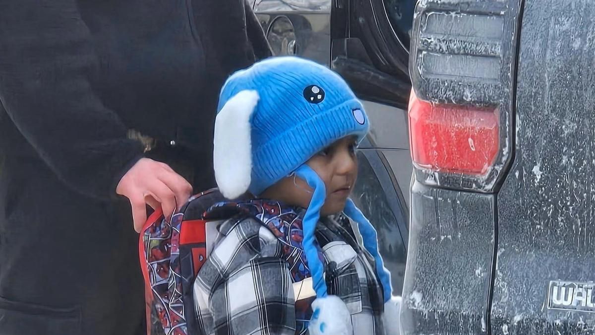 Un juez federal bloquea la deportación del niño de 5 años detenido en Minneapolis y de su padre