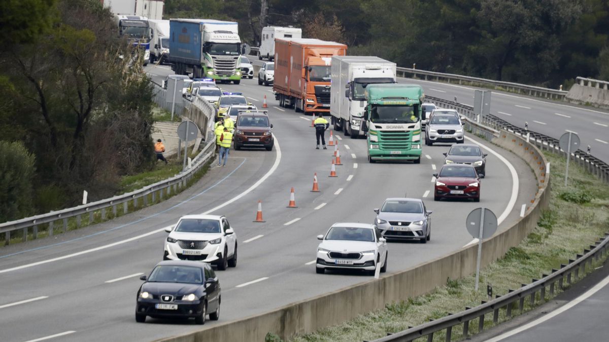 El tráfico en la AP-7 queda cortado a la altura de Martorell (Barcelona) por «riesgo de derrumbe» tras el accidente de Gelida