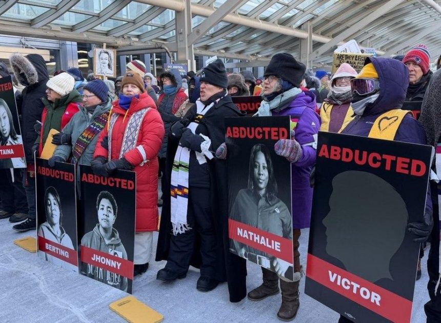 Cientos de personas se agolpan a 30º bajo cero en el aeropuerto de Minneapolis en una jornada de huelga contra el ICE y el asesinato de Renée Good