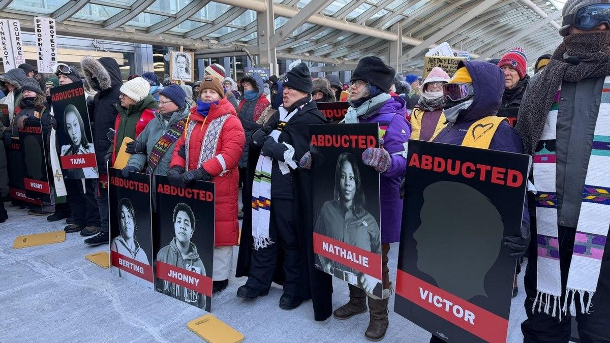 Cientos de personas se agolpan a 30º bajo cero en el aeropuerto de Minneapolis en una jornada de huelga contra el ICE y el asesinato de Renée Good