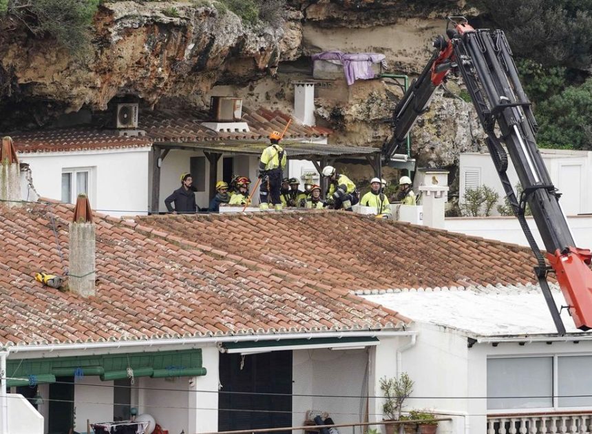 Un hombre fallece aplastado por una roca que ha impactado sobre su vivienda desde un acantilado en Menorca