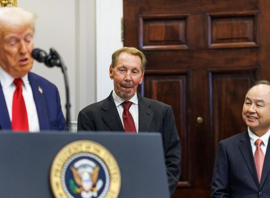 Trump compra un millón de dólares en bonos de Netflix y Warner días después de decir que «participará» en la fusión