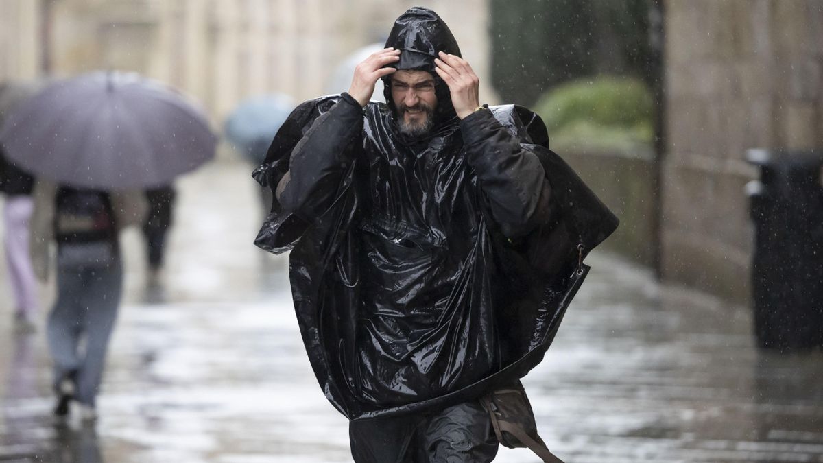 Más lluvias y oleaje a la espera de un fuerte temporal que afectará al Mediterráneo
