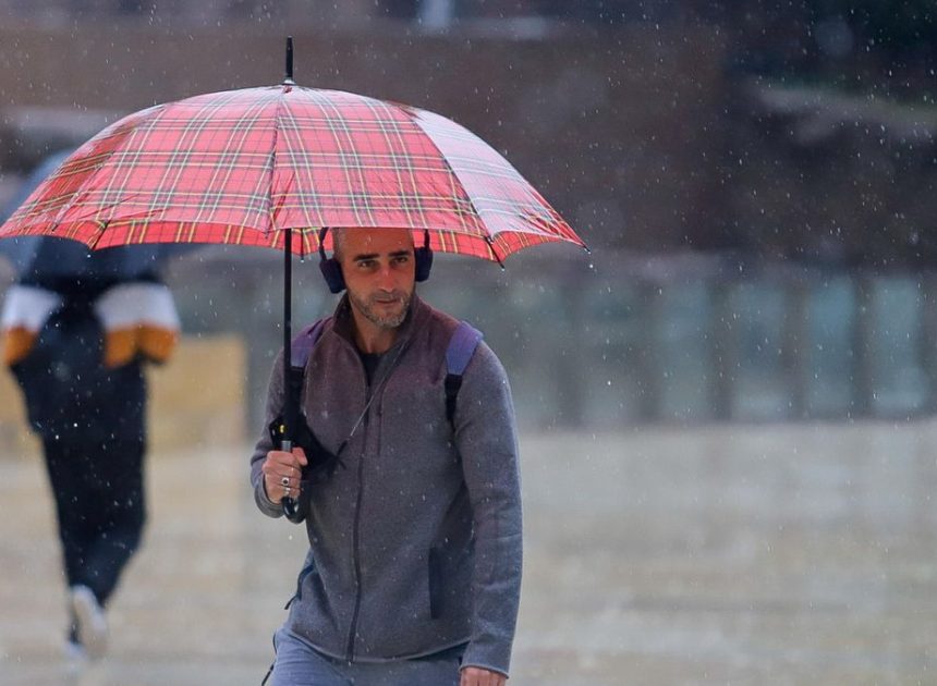 La Aemet advierte de una jornada de lluvia, viento y oleaje con ocho comunidades con avisos