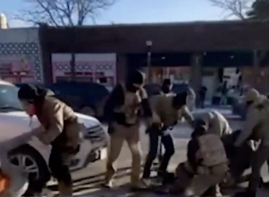 Los vídeos del nuevo asesinato de Minneapolis desmienten la versión de la Administración Trump sobre la actuación de los agentes federales