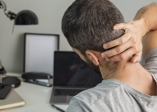 Los hábitos que nos ayudan a evitar las contracturas cervicales, según un fisio: «Puede haber pérdida de fuerza»