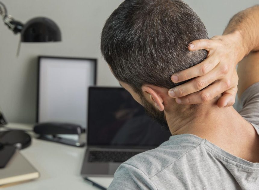 Los hábitos que nos ayudan a evitar las contracturas cervicales, según un fisio: «Puede haber pérdida de fuerza»