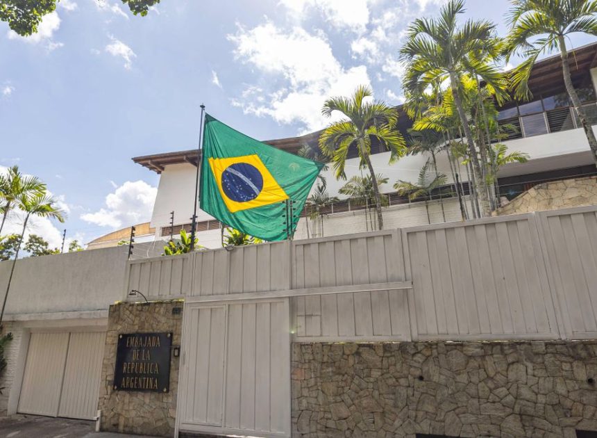 Milei ahonda la tensión con Lula por sus salidas de tono y Brasil deja de proteger la embajada argentina en Venezuela