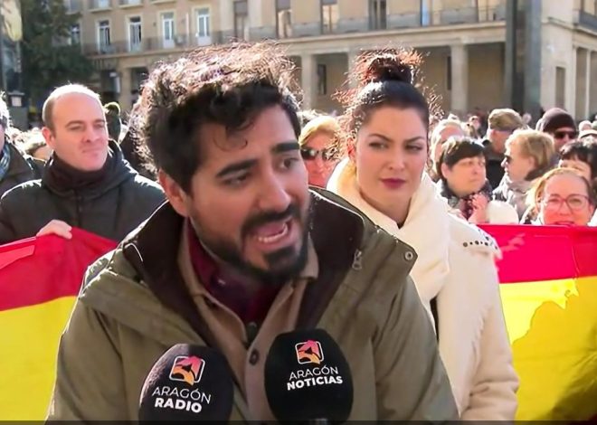 El Colegio de Periodistas de Aragón denuncia insultos a los informadores en un acto de Alvise en Zaragoza
