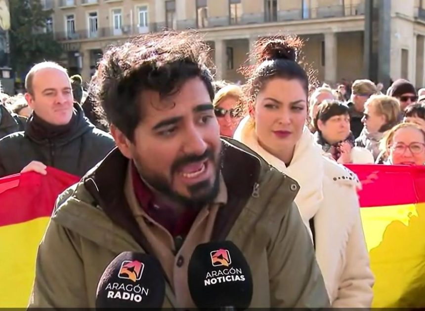 El Colegio de Periodistas de Aragón denuncia insultos a los informadores en un acto de Alvise en Zaragoza